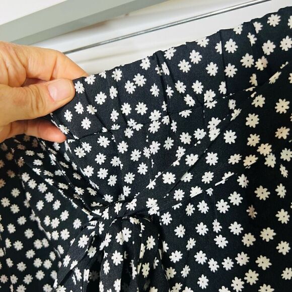 SHEIN Curve Black White Daisy Flower Ruffle Tie Waist Shorts - Picture 7 of 10